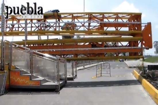 Feria de Puebla 2014: colocan juegos mecánicos, estantes y palenque
