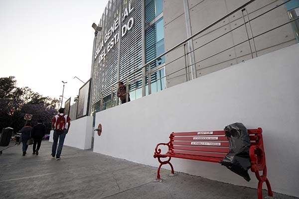 Activistas colocan banco rojo en FGE en protesta por feminicidios