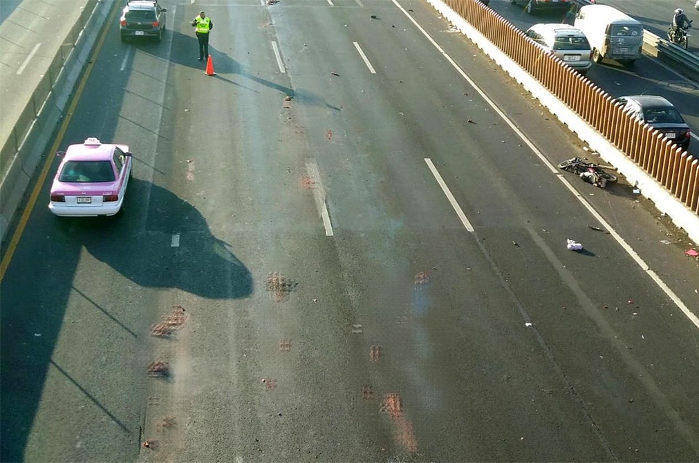 Motociclista muere destrozado bajo un tráiler en la autopista México-Puebla