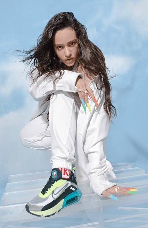 Rosalía presumió tenis y se convierte en imagen de Nike
