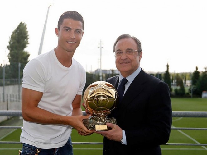 Cristiano Ronaldo regaló réplica de Balón de Oro a presidente del Real Madrid