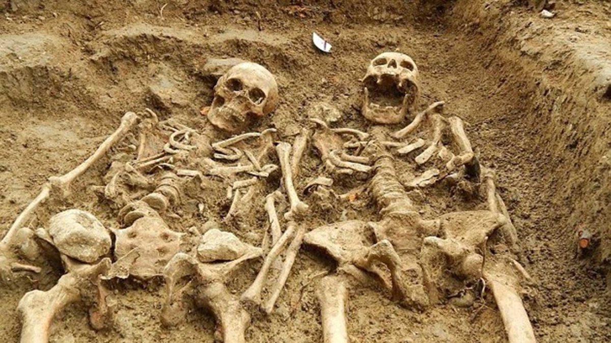 Hallan esqueletos entrelazados de las manos en Reino Unido