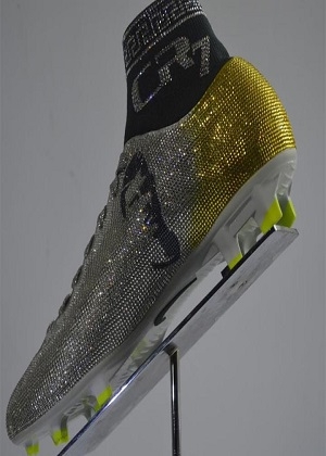 Cristiano Ronaldo presume zapatos cubiertos de diamantes