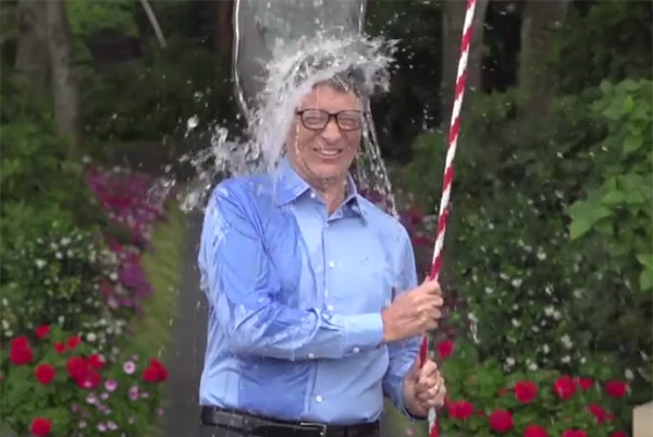 VIDEOS: Gates cumple reto de Zuckerberg del balde de agua fría