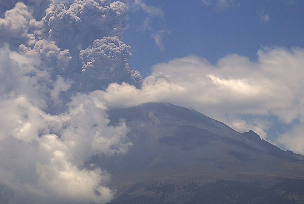 Explosión del Popo alcanza 2.5 km de altura; cae ceniza en Morelos y Edomex