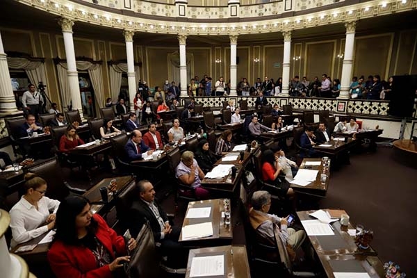 Diputados de Puebla divididos por despenalización del aborto