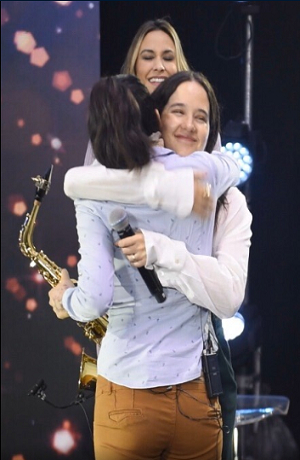 Reaparece María Elena, saxofonista atacada con ácido en Oaxaca, junto a Ximena Sariñana