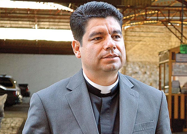 Denuncian a sacerdote para que pague pensión alimenticia a su hijo