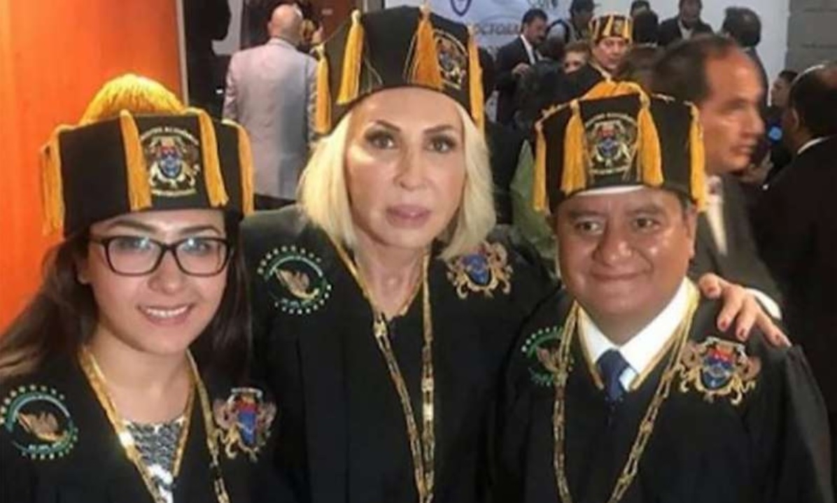 En el Congreso de la CDMX entregan Honoris Causa a Laura Bozzo
