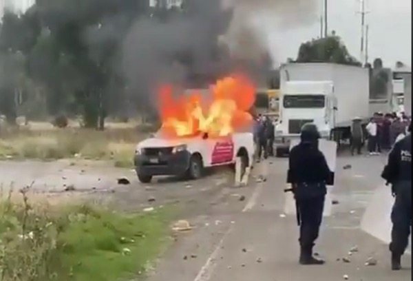 Queman camioneta del gobierno en protesta por obra de drenaje industrial en Huejotzingo
