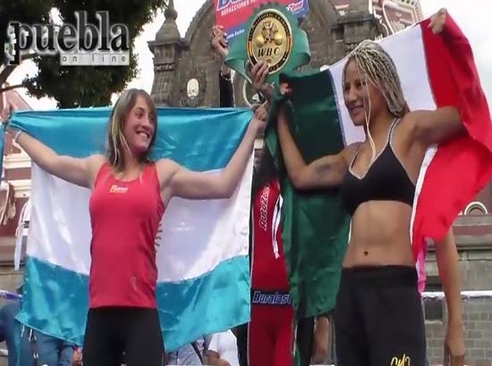 La Barbie Juárez vs Carla Weiss, entrenan en el zócalo de Puebla
