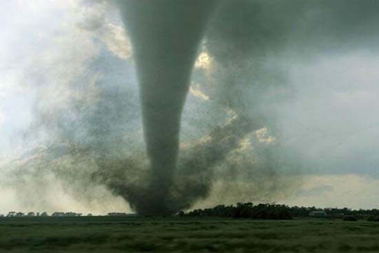 Tornado deja dos muertos a su paso por Oklahoma