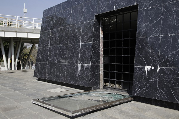 FOTOS: Vandalizan acceso al mausoleo de los Hermanos Serdán
