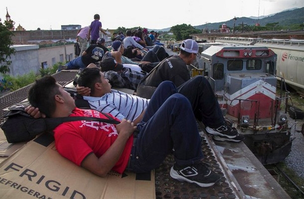 Agentes y civiles armados impiden a migrantes subir a “La Bestia”
