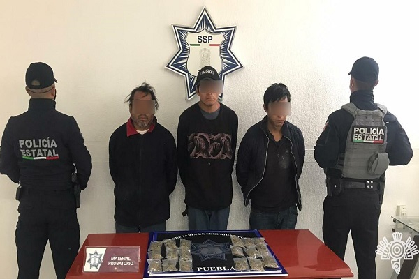 Trío de maleantes fue asegurado cuando desmantelaban vehículo en Puebla