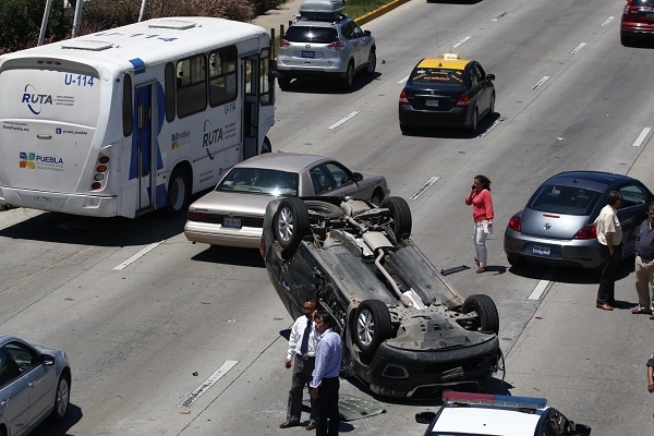 FOTOS: Vuelca vehículo tras colisión con alimentadora de RUTA en la Vía Atlixcáyotl