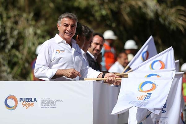 Tony Gali inicia rehabilitación de carretera Azumbilla-Tlacotepec de Porfirio Díaz