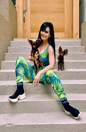 Maribel Guardia presume figura en rutina de ejercicio