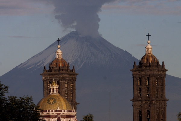 FOTOS: Popocatépetl emite fumarola de hasta un kilómetro de altura