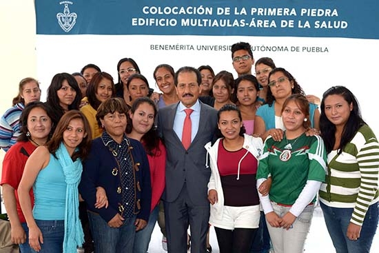 Rector de la BUAP coloca primera piedra del edificio multiaulas del área de la salud