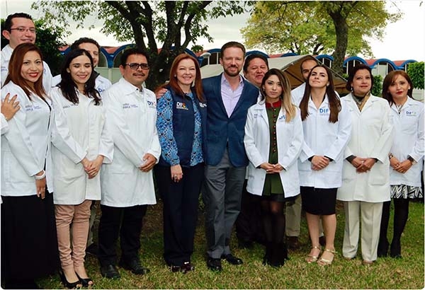 Luis Banck celebra al personal médico del DIF