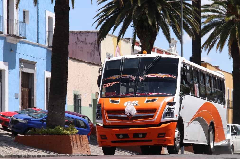 Tras asesinato de chofer de la Ruta 52, ponen moños blancos a transporte público