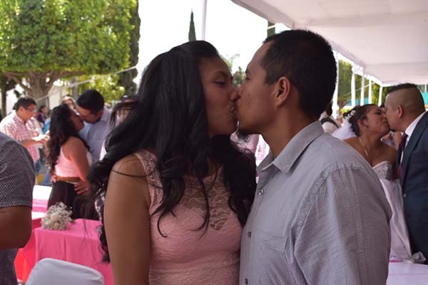 42 parejas se casaron en boda civil colectiva en Santa Clara Ocoyucan, Puebla