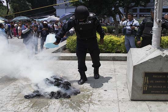 Consignan a 9 encapuchados por quemar bandera en Oaxaca