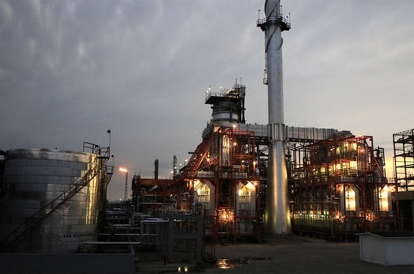 Precio del petróleo se hunde más tras anuncio de la OPEP