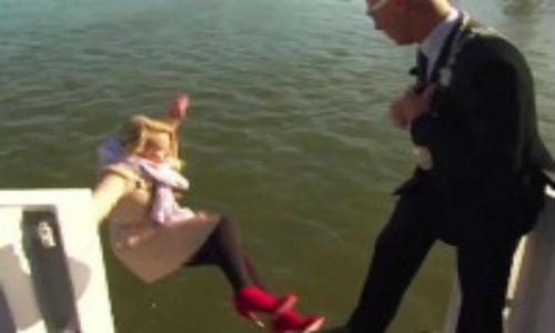 Reportera cayó al mar en plena entrevista