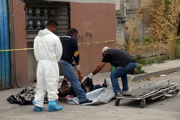 FOTOS: Indigente murió en calles de la colonia 10 de Mayo