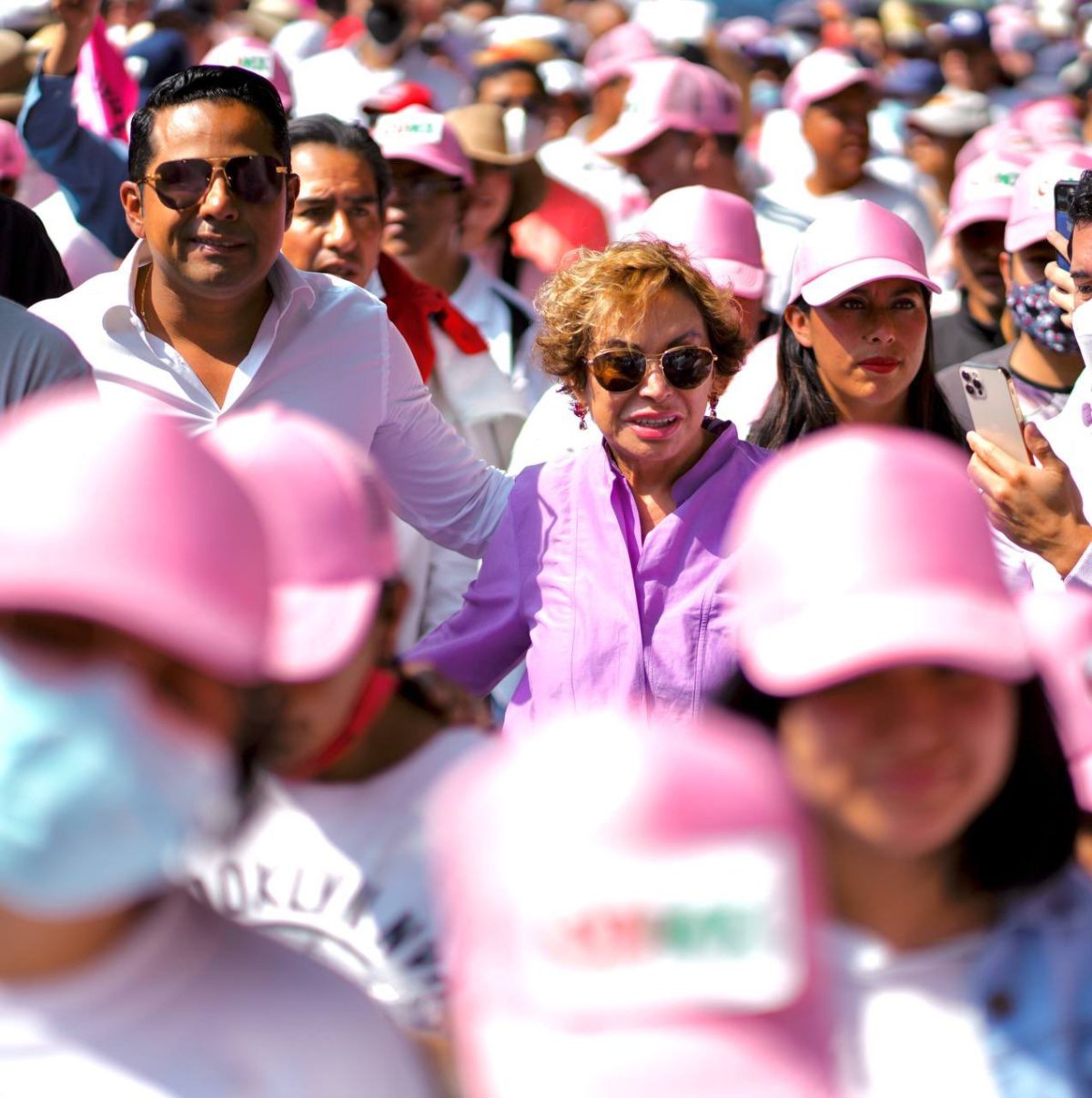 Salieron a marchar “siniestros” como Elba Esther y Vicente Fox, critica MBH