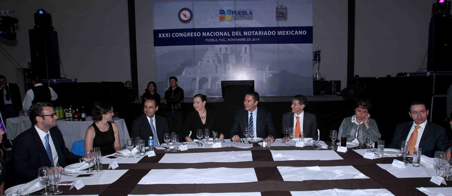 Moreno Valle se reúne con notarios del país