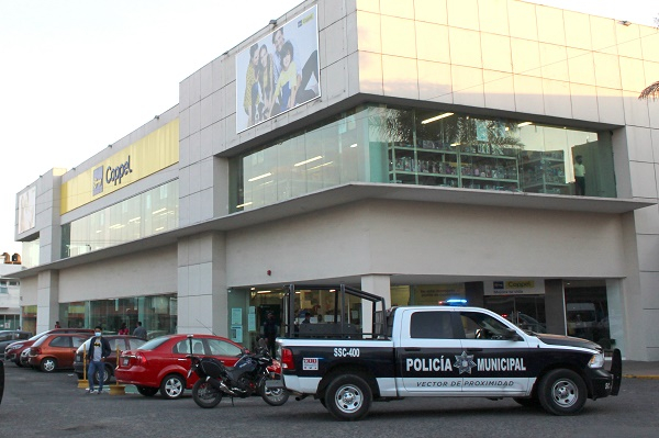 Comando armado atraca Coppel Canadá en Plaza San Pedro