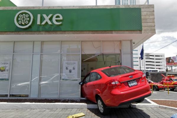 Entra con todo y coche a sucursal bancaria en la avenida Juárez