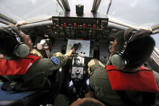 VIDEO: Las últimas imágenes de los pilotos del avión malayo perdido