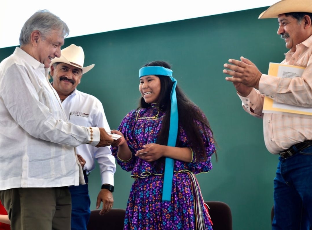 AMLO anuncia que desaparece dependencia constructora de escuelas