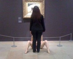 VIDEO: Artista expuso su sexo en performance en cuadro El Origen del Mundo