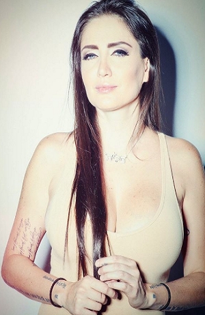FOTOS: Celia Lora hace “rabiar” a Instagram con sensuales topless