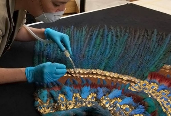 El Penacho de Moctezuma se queda en Austria por su fragilidad