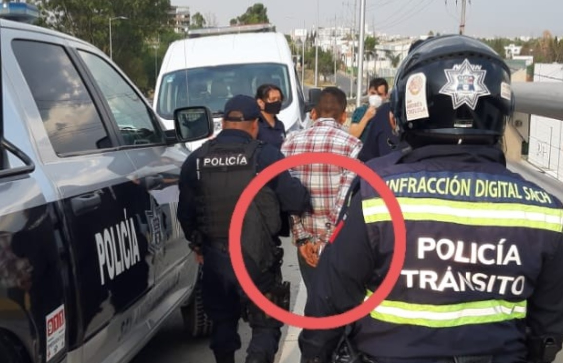 Policías de Karina Pérez esposan a hombre que intentó suicidarse