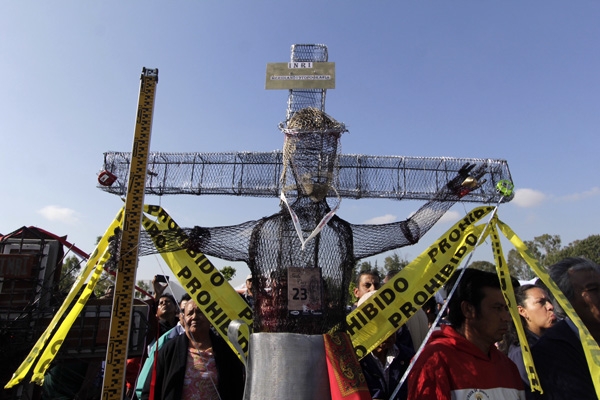 FOTOS: Albañiles convierten en arte su devoción a la Santa Cruz