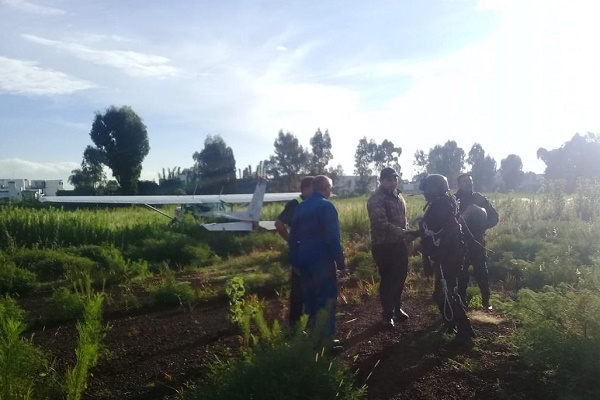 FOTOS: Avioneta aterrizó de emergencia en inmediaciones de la UDLAP