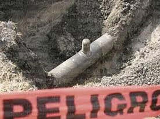 Pemex controla derrame de gasolina por toma de gasolina en Reyes de Juárez, Puebla