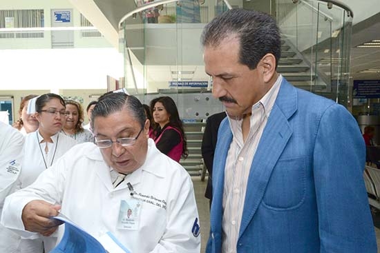 Rector de la BUAP realiza visita al área de salud