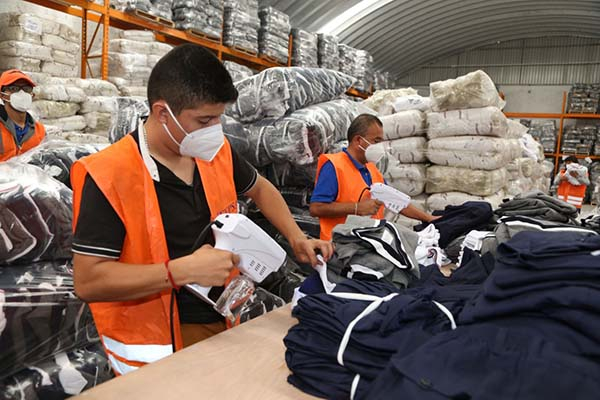 Gobierno de Puebla inicia entrega de uniformes escolares