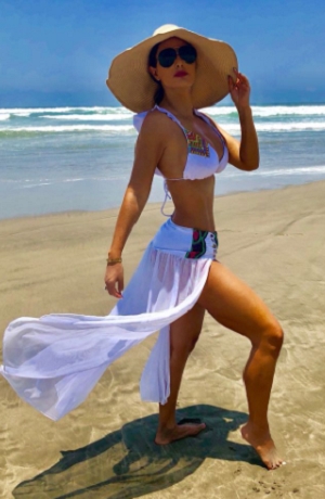 Ninel Conde apareció en la playa con…