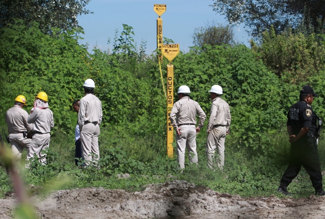 Controlan derrame de combustible por toma clandestina en Coronango