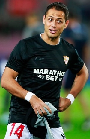 Chicharito regalará playera del Sevilla al mejor meme de su hijo