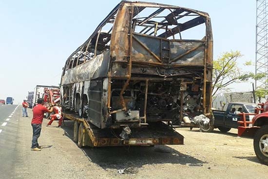 Fuego consume autobús con 40 pasajeros en Veracruz; mueren 36